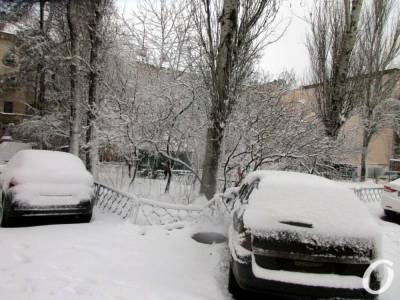 В Одесской области запретили движение грузовиков и автобусов, а некоторые дороги закрыли для всех