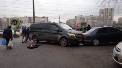 В Петербурге на Рихарда Зорге автомобиль вылетел на тротуар и сбил девушку