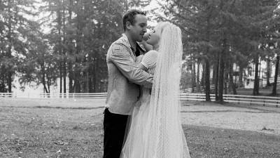 Памела Андерсон - Памела Андерсон тайно вышла замуж за своего телохранителя: свадебные фото - 24tv.ua
