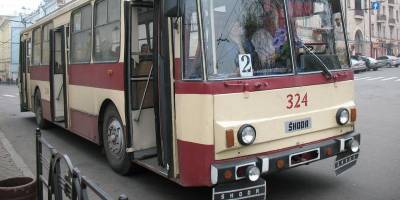 «Накупят гов*а». В Черновцах водитель троллейбуса прогревала двигатель факелом из салона