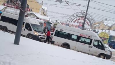 Возле Бежицкого рынка в Брянске две маршрутки не поделили дорогу