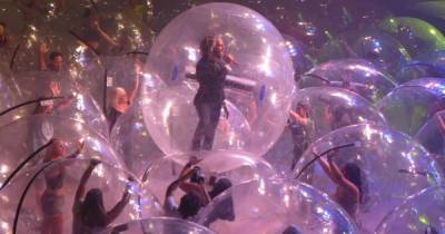 Карантин не нарушен: в США прошел уникальный рок-концерт, на котором все были в "пузырях"