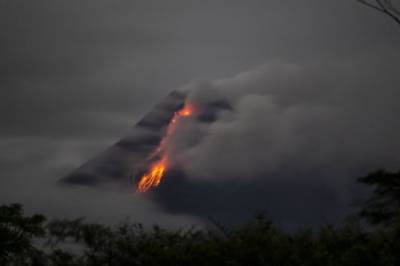 В Индонезии начал извергаться вулкан, местных жителей эвакуировали: зрелищные фото и видео