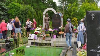 Россиянки устроили паломничество к могиле Фриске для приворота мужчин