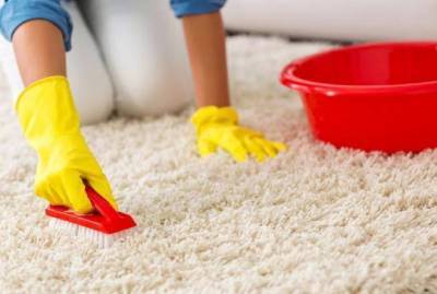 Как быстро почистить ковёр без использования бытовой химии