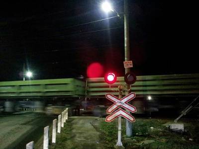 В Приморье легковушка врезалась в поезд, погиб водитель