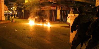 Демонстранты применили боевые гранаты. В Ливане протесты против комендантского часа переросли в беспорядки и стычки с полицией