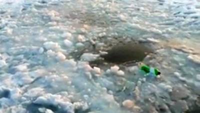 Сахалинские рыбаки провалились под лед на снегоходе