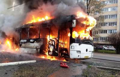 В Москве на ходу загорелся автобус - видео