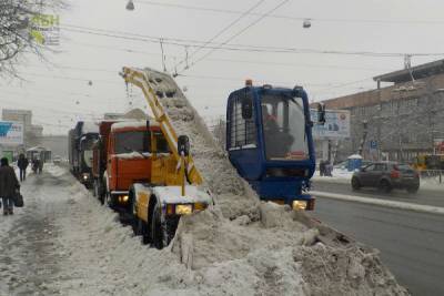 Петербуржцам рассказали, почему дороги обрабатывают солью, а не гранитной крошкой