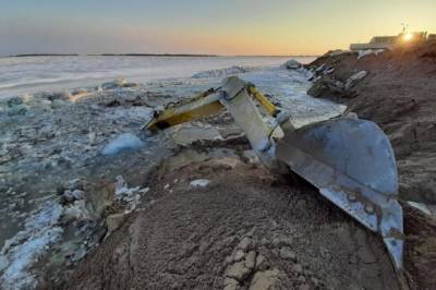 В Хабаровском крае экскаватор ушёл под лёд