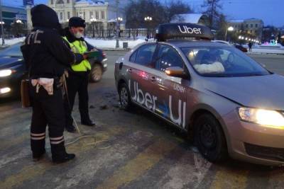 В центре Екатеринбурга в ДТП с такси пострадала несовершеннолетняя