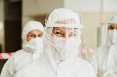 Инфекционист Гольцман не рекомендовала носить две защитные маски от коронавируса