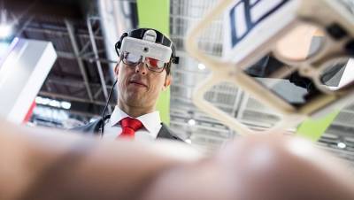 Новая ARеальность: заводы Петербурга начали внедрять "умные" очки