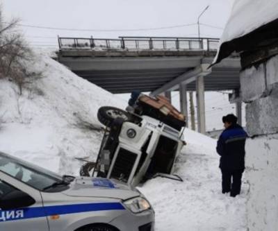 В Кузбассе грузовик упал с моста