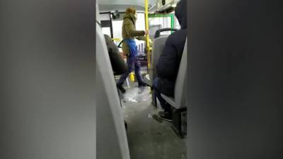 В Красноярске кондуктор пинками выгнала пассажирку из автобуса