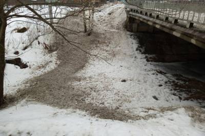 Жители Ярославского района пожаловались на загрязнение реки грязным снегом