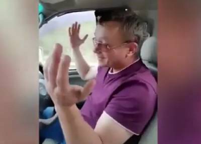 Дети на заднем сиденье подтанцовывали: сахалинский депутат спел в TikTok матерную песню