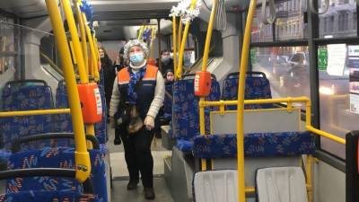 Красноярский кондуктор выгнала пожилую женщину из автобуса из-за маски