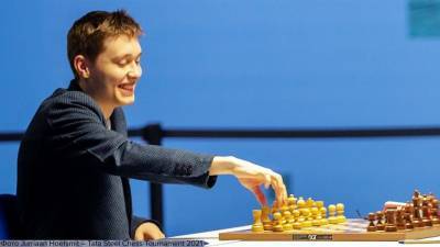 Спортивный мир обсуждает победу россиянина Андрея Есипенко над чемпионом мира по шахматам Магнусом Карлсеном