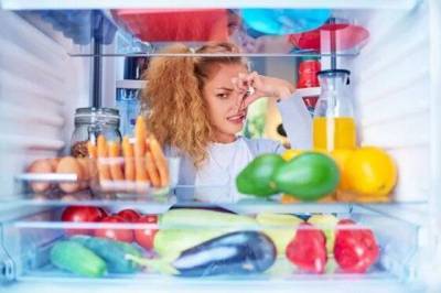 Как избавиться от неприятного запаха в холодильнике, если помыть его нет времени
