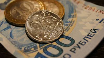 Рубль укрепился к доллару и евро в начале торгов