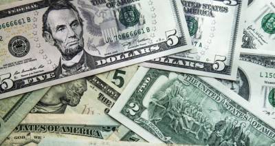 Курс доллара на Мосбирже поднялся выше 76 рублей