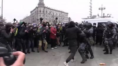 Задержан устроивший драку с бойцами ОМОНа в центре Москвы