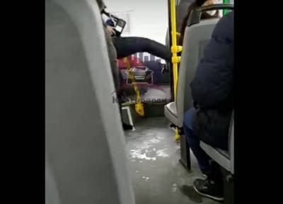 Бабушка сама спровоцировала: в Красноярске кондуктор пинками выгнала из автобуса пассажирку
