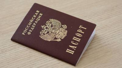 Не выражать эмоций и не скрывать овал лица: вступили в силу новые требования к фото на российский паспорт