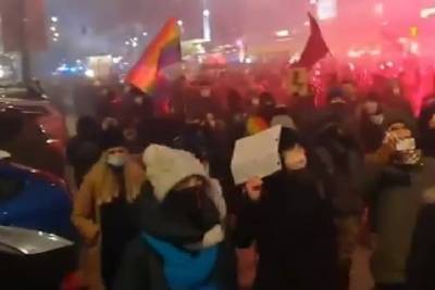 В Варшаве начались массовые протесты из-за запрета абортов