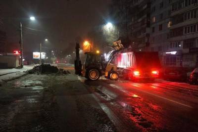 В ночь на 28 января в Рязани убрали снег на остановках общественного транспорта