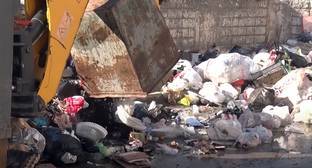 Пользователей Instagram возмутило привлечение бюджетников к уборке мусора в Махачкале