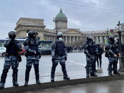 Петербургский омбудсмен потребовал открытого судебного процесса над полицейским, который пнул женщину