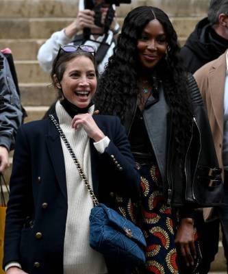 Легенды подиума и королевы стритстайла: Кристи Тарлингтон и Наоми Кэмпбелл после показа Fendi Couture