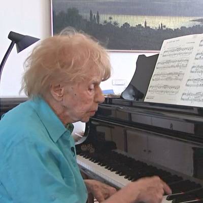 106-летняя пианистка выпустила альбом классической музыки в своем исполнении