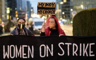 В Польше вступил в силу запрет абортов. Люди собираются на протесты
