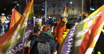 В Польше возобновились массовые протесты из-за вступления в силу скандального решения об усилении запрета абортов (5 фото)