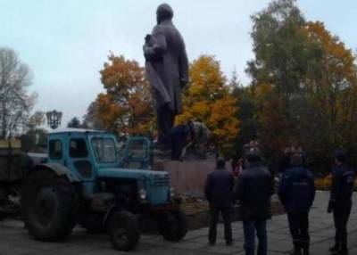 На Украине снесли последний памятник Ленину - СМИ