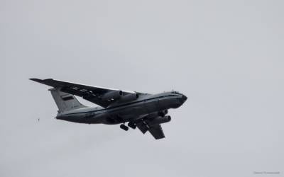 Экипажи транспортных самолетов отработали над Тверью заход на посадку по приборам в сложных метеоусловиях