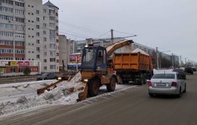 В Ульяновске дорожники вывозят снег с остановок и перекрёстков