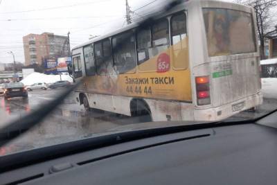 На Московском шоссе в Рязани у маршрутки вывернуло заднее колесо