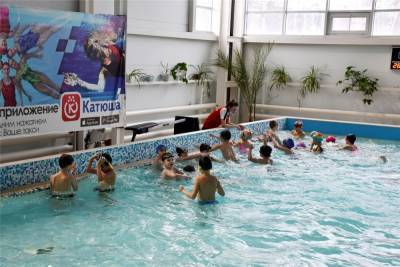 В Чебоксарах учеников младших классов начали обучать плаванию