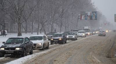 Из-за снегопадов в двух областях ограничили движение на трассах