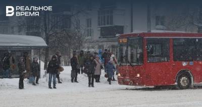 В Казани пассажирам пришлось выталкивать застрявший во дворе автобус — видео
