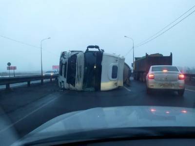 Фото: цементовоз столкнулся с Fiat и перелетел через ограждение возле Разметелево
