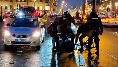 Омбудсмен получил более 30 жалоб на полицию Петербурга после митинга