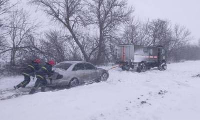 Авто в ловушках, деревья повалены, электросети – оборваны: непогода в Украине – фото, видео