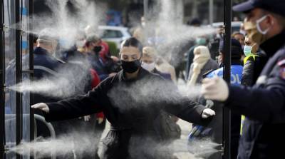 В Словакии на коронавирус протестировали полстраны