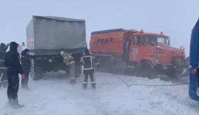 Украинских водителей предупредили об опасности на дорогах из-за метровых сугробов